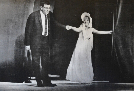 Peter Weiss bei der Premiere seines Stückes Marat/Sade auf der Bühne mit der Darstellerin der Darstellerin der Charlotte Corday
