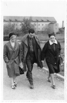 Gunilla und Peter mit der Autorin Anna Seghers beim Besuch des Konzentrationslagers Buchenwald, 1965